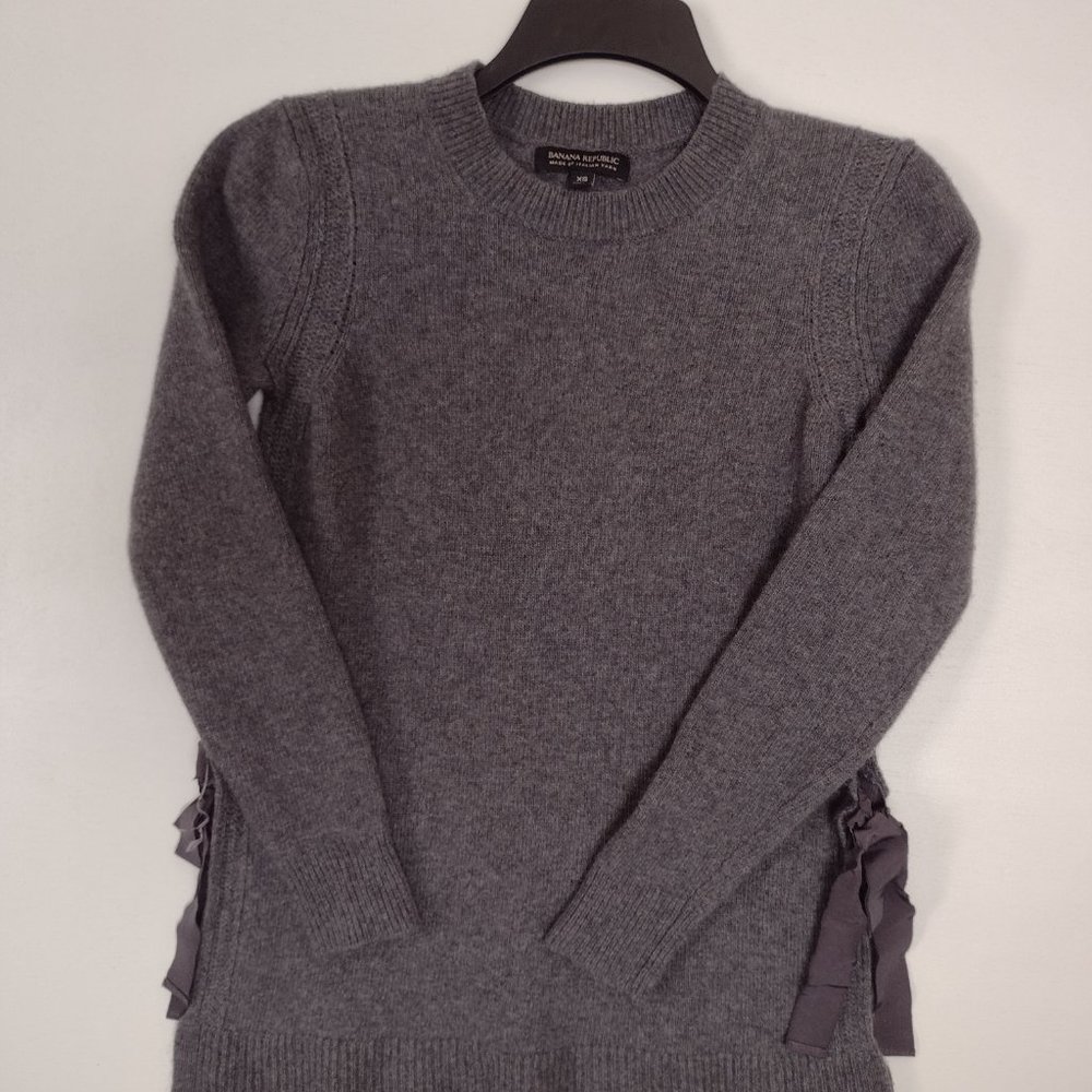 BANANA REPUBLIC sueter color  gris uscuro talla XS